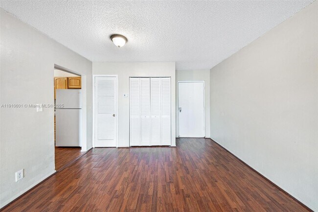 Building Photo - 405 S Pine Island Rd