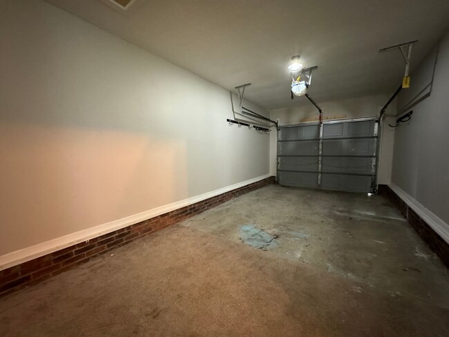 Building Photo - Charming 3 Bed, 2 Bath Home in Gated Commu...