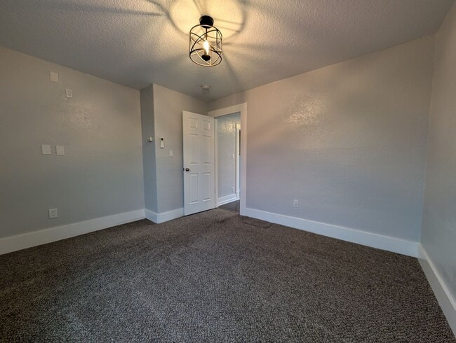 Building Photo - 2 Bedroom 1 Bath Home Utilities Included *MOVE IN SPECIAL*