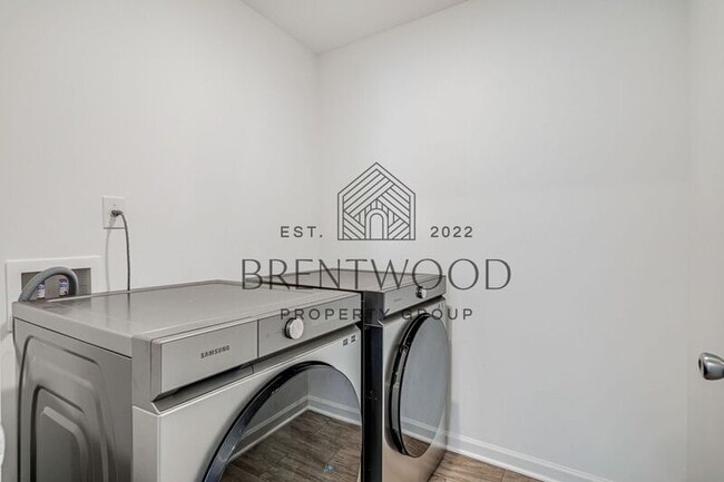 Building Photo - 7237 Gln Pk Wy