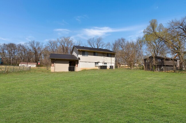 Building Photo - Pet Friendly Three Bedroom!