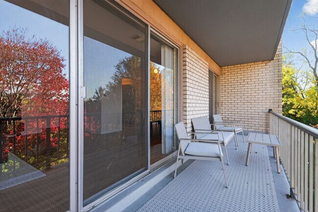 Building Photo - 2 bed 1 bath condo for rent in Rockville