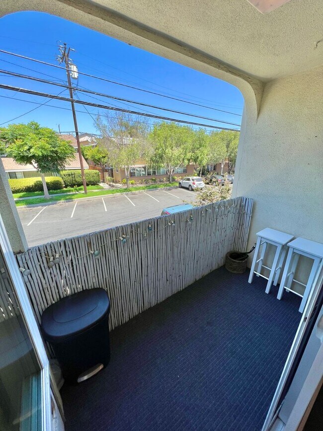 Building Photo - Modern 2 bedroom Gem Near Bixby Park | Private Balcony & Secured Parking