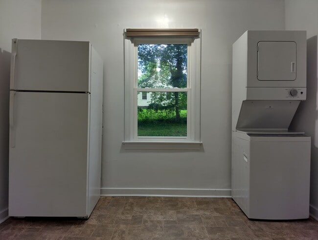 Building Photo - Lovely single family home available in the...