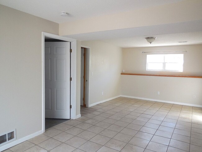 Building Photo - 3 Bedroom 2 Bath Bi-Level Home w/ Two Car ...