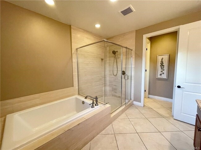 Building Photo - 52 Stanza