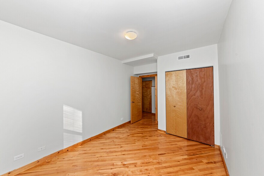 Building Photo - 1118 E Hyde Park Blvd