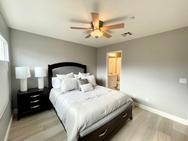 Building Photo - Stunning 2 Bedroom/2.5 Bath Furnished Town...