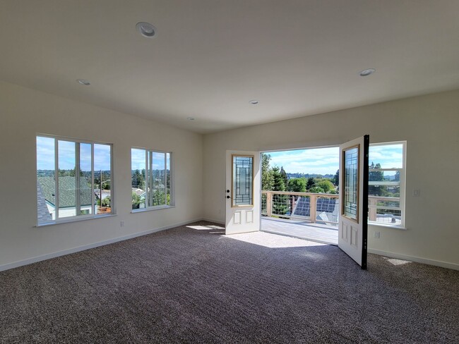 Building Photo - Remodeled, bright and spacious 3 bed close to ferries and base