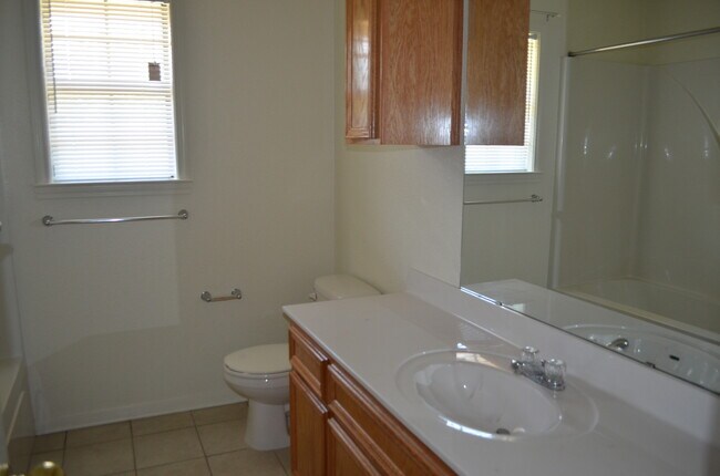 Building Photo - 914 Crymes Ln