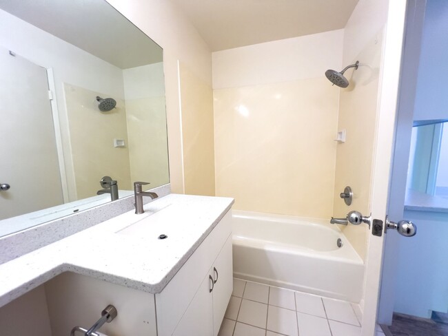 Building Photo - RENT SPECIAL $500 OFF 1ST MONTH'S RENT! 2B...