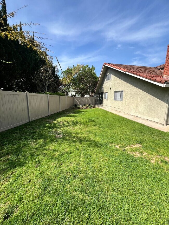 Building Photo - Camarillo - Four bedroom, 2.5 bathroom, plus loft