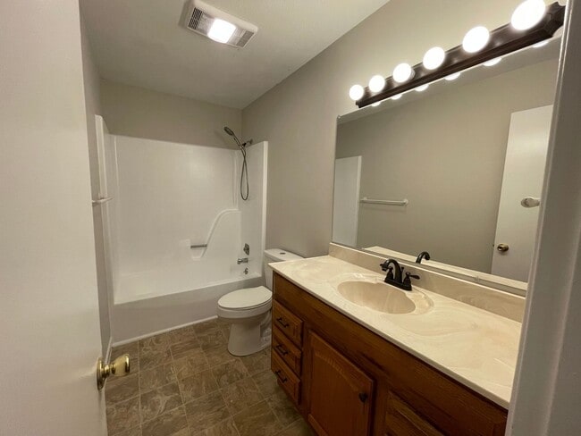 Building Photo - 2 bedroom 1.5 bath townhome