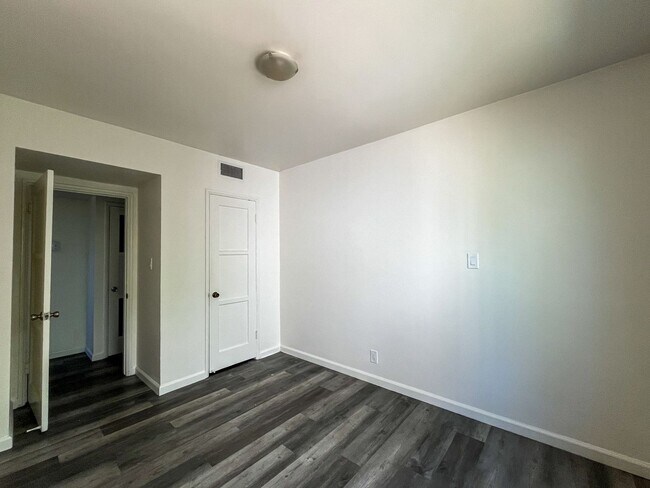 Building Photo - 3401 W 84th Pl