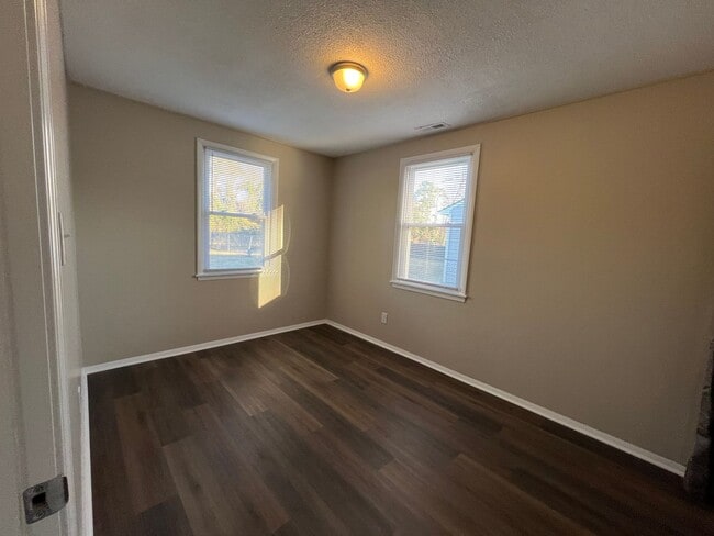 Building Photo - Cute 2 bedroom 1 bath duplex that is centrally located. Close to area bases, shopping and restaur...