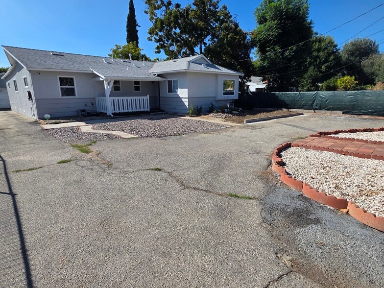 Building Photo - 15360 Saticoy St