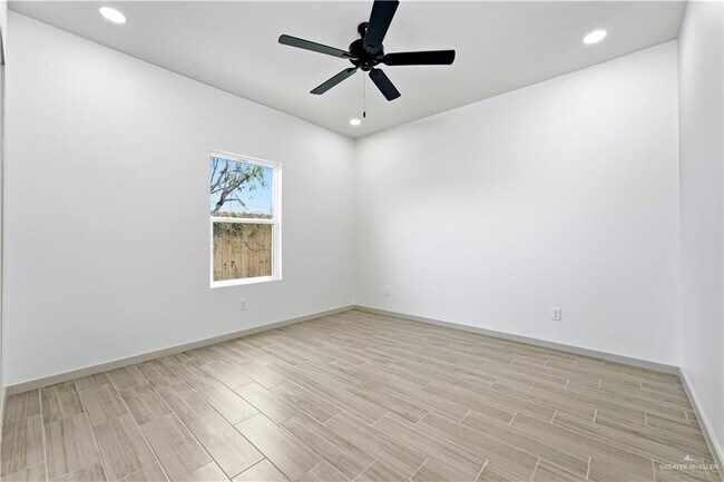 Building Photo - 12 Rosewood Ln