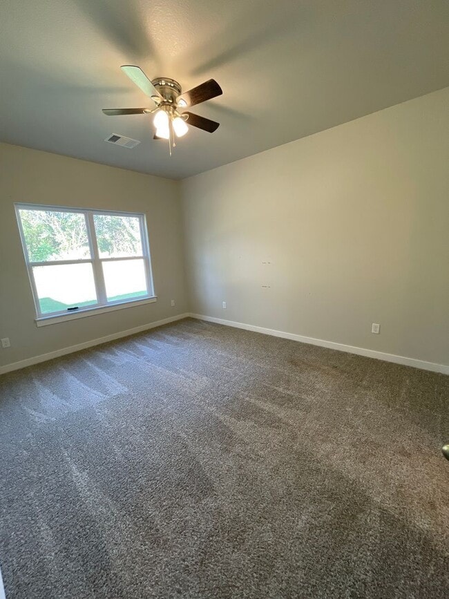 Building Photo - Cozy 3 bed, 2 bath close to Choctaw Casino