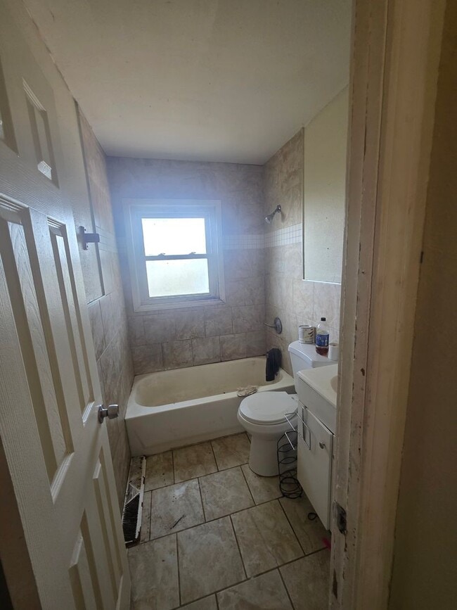 Building Photo - 4BD/1 BA nicely updated home