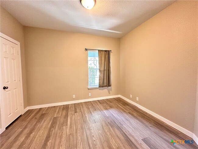 Building Photo - 2029 Northview Dr