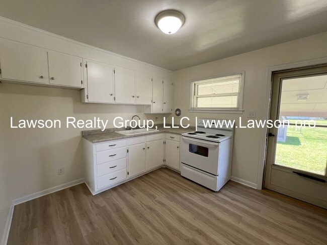 Building Photo - Pristine Brick Ranch with Covered Back Patio!