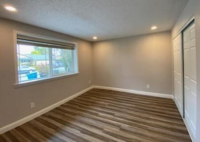 Building Photo - Spacious ADU -  nearly new appliances, flo...