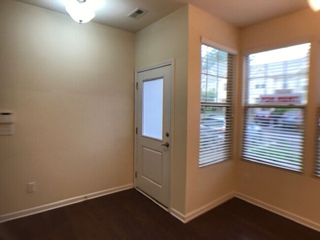 Building Photo - Updated Thompson Ridge Townhome Minutes from Duke & Downtown Durham