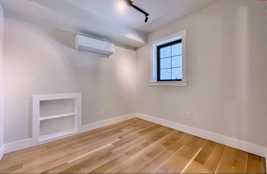 Building Photo - 320 6th St