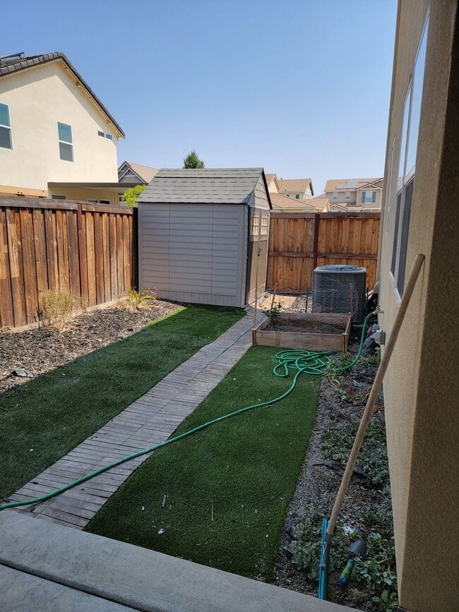 Building Photo - Beautiful 3 Bedroom 2.5 bath Home