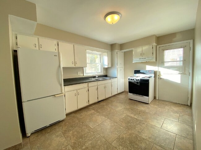 Building Photo - 2237 Wentworth Ave