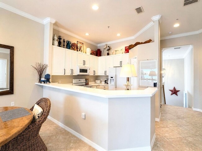 Building Photo - Beautifully furnished 2-bedroom and den, 2-bath in Sterlling Oak