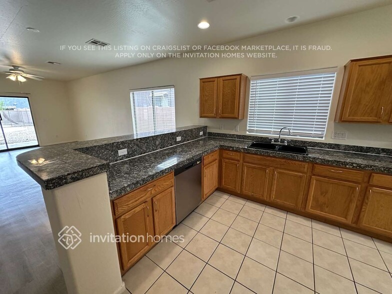 Building Photo - 2213 W Carolina Dr