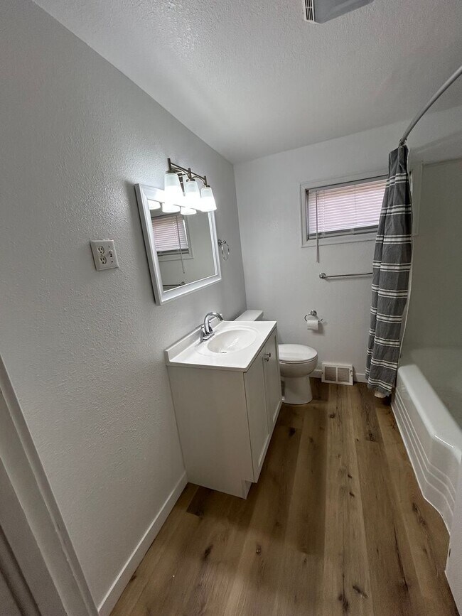 Building Photo - Charming 2 Bed, 2 Bath Home Available in Adel
