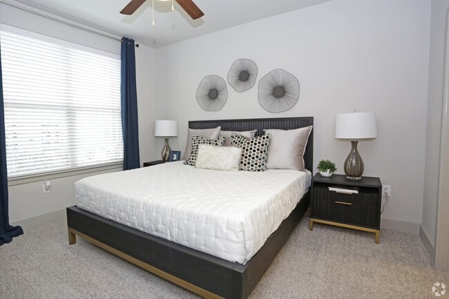 Building Photo - Prime Location Near Dining & Shopping!