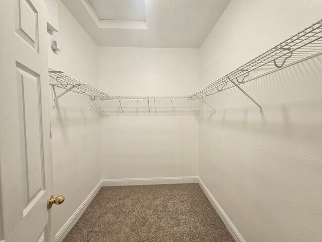 Building Photo - 4 Bedroom 2 Bath