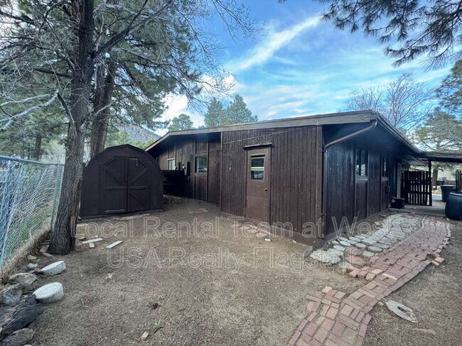 Building Photo - 4513 E Hollygreen Rd