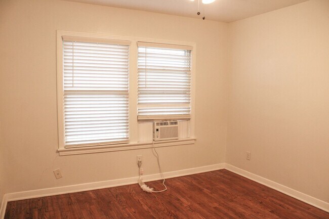 Building Photo - 2 BEDROOM DUPLEX