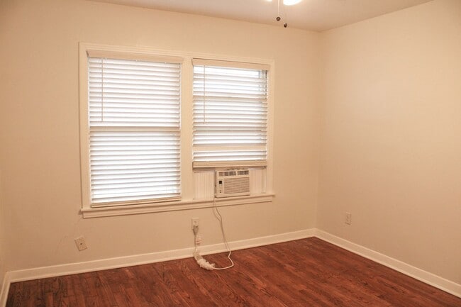Building Photo - 2825 W Woodlawn Ave