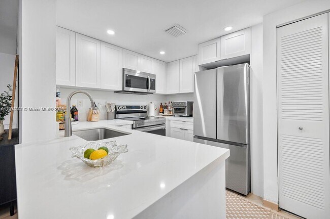 Building Photo - 241 W Park Dr