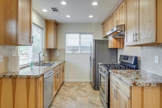 Building Photo - Beautiful 2 Bed/1 Bath Home only Blocks Fr...