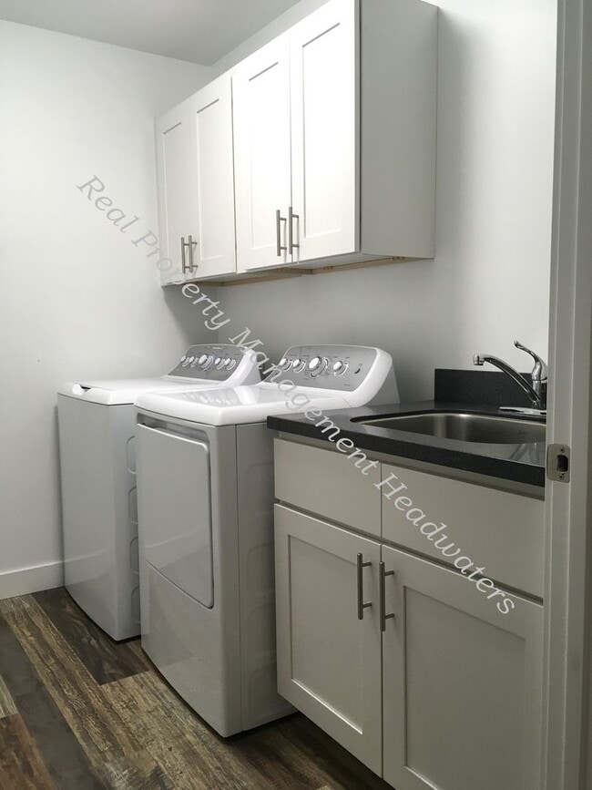 Building Photo - 3 Bedroom 2 Bath House For Rent