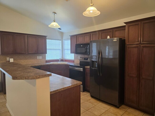 Building Photo - Come make this lovely 4 bedroom 2 bath, 2+...