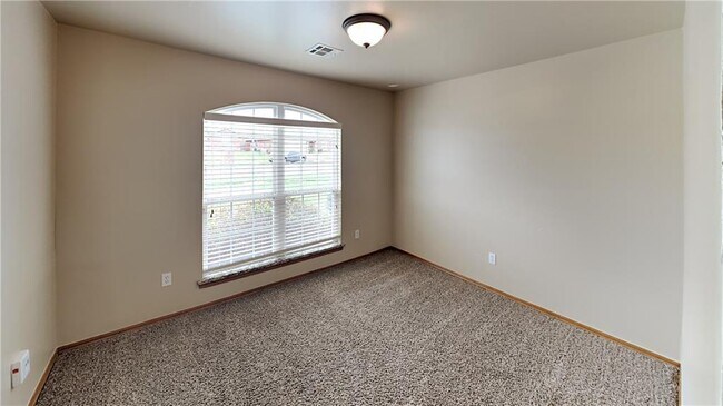 Building Photo - 1420 SE 15th St