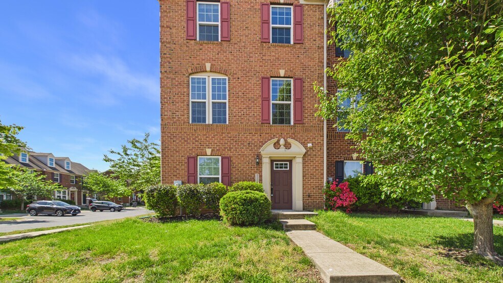 Building Photo - 5423 Saint Rita Dr