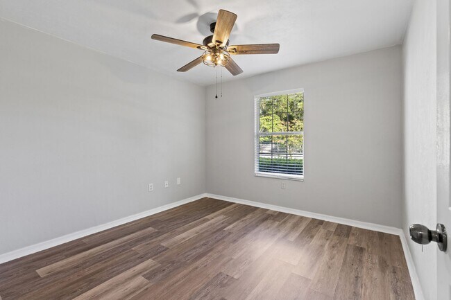 Building Photo - Experience a breezy lifestyle in the convenient Eagle Point subdivision!