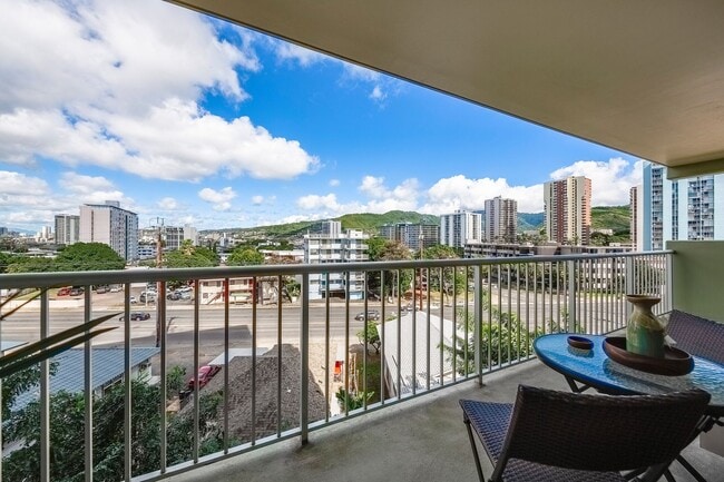 Building Photo - Lovely Renovated 2 Bedroom Condo