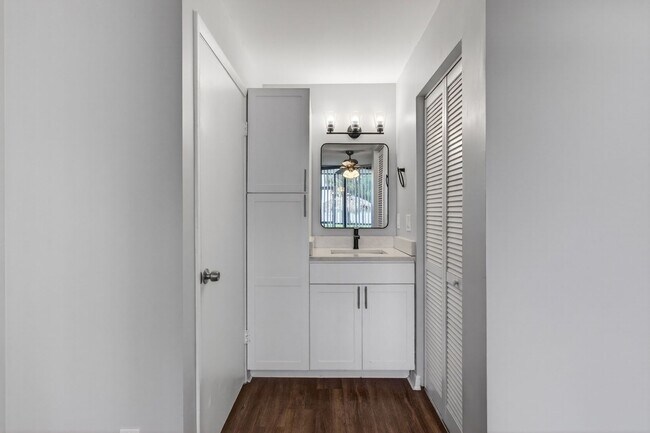 Building Photo - ONE BEDROOM ONE BATHROOM WITH LAKE VIEW!!!