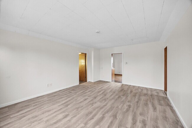 Building Photo - REMODELED Adorable upper-floor "duplex." O...