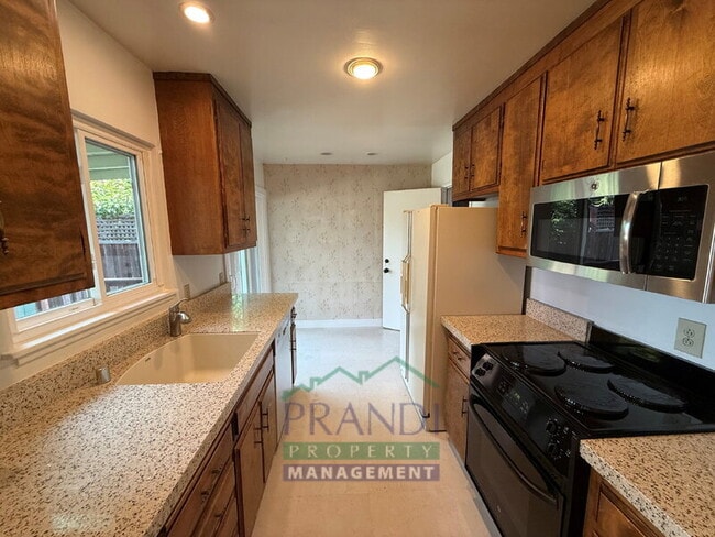Building Photo - 312 Las Flores Ave