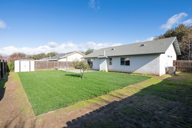 Building Photo - Lovely 3 Bedroom Home in Beautiful Los Alamos!